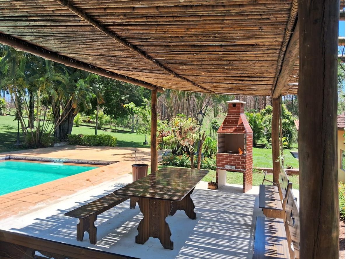 Vista da casa e da piscina da Chácara Gramado